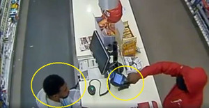 Bị nhân viên nhìn chằm chằm, tên cướp tẽn tò bỏ đi