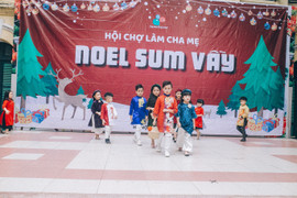 Chùm ảnh: Mẫu nhí diện áo dài, đội mấn tự tin biểu diễn thời trang tại Hội chợ làm cha mẹ Noel 2017