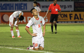 Bất lực trước U21 Thái Lan, cầu thủ U21 Việt Nam gục xuống sân