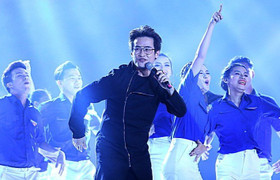 Ca sỹ Hà Anh Tuấn 'quẩy' cực sung cùng hàng nghìn thanh niên ưu tú