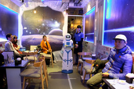 Robot giá 200 triệu đồng phục vụ khách ở quán cafe Hà Nội