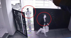 Clip: Mẹ vừa quay lưng đi, con trai 7 tuổi bị bắt cóc