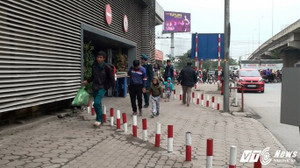 Lắp Barie ngăn xe máy tràn lên vỉa hè ở Hà Nội: Người đi bộ nói gì?