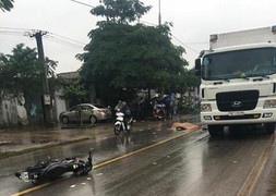 Va chạm xe máy, người đàn ông ngã văng ra đường bị xe container cán chết