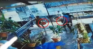 Cảm động clip người dân góp từng xô nước cứu xe hàng bốc cháy ở Đắk Lắk