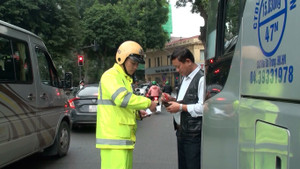 Video: Hàng loạt ô tô đỗ sai quy định bị CSGT Hà Nội xử phạt