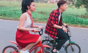 Fan cười ngất khi đôi bạn thân Đông Nhi - Ngô Kiến Huy ‘lầy lội’ đạp xe con nít