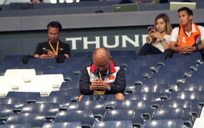 HLV Park Hang Seo bần thần, thở dài suốt buổi khi thua trận