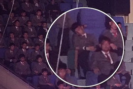 Nam sinh viên Triều Tiên bị chụp ảnh ngủ gật trong sự kiện