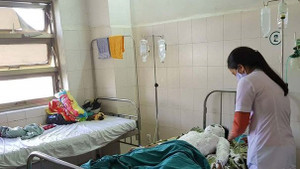 Nam sinh bị điện phóng trúng nhập viện nguy kịch