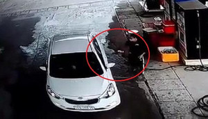 Clip: Tài xế ô tô quỵt 500.000 đồng tiền xăng