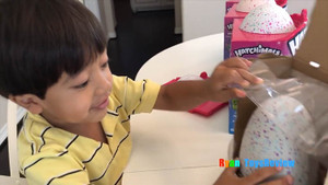 Cậu bé 6 tuổi kiếm 11 triệu USD/năm chỉ nhờ... chơi đồ chơi