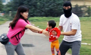 Bắt cóc con riêng của người tình để tống tiền, đâm trọng thương công an