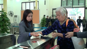 Video: Ngày đầu ga Hà Nội dùng hệ thống soát vé tự động