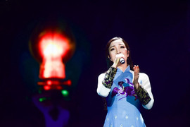 Phạm Thu Hà đẹp dịu dàng với áo dài trên sân khấu