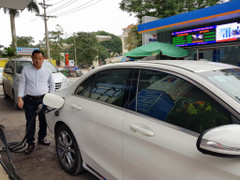 Chính thức bán xăng sinh học E5: Vẫn ngỡ ngàng, hoang mang