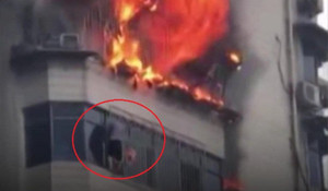 Clip: Cháy chung cư, dân liều mạng trèo ra cửa sổ tầng 23 thoát thân