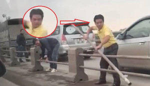Tài xế ô tô ngang nhiên tháo dải phân cách trên cầu Thanh Trì để trốn CSGT