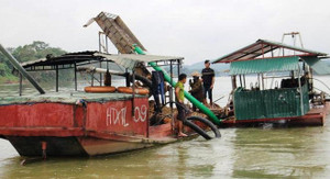 Nghệ An bắt giữ 3 tàu 'cát tặc' trên sông Lam