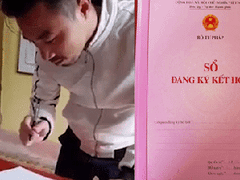 Clip: Phì cười với nam thanh niên 'run lẩy bẩy' khi đi đăng ký kết hôn