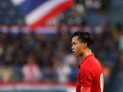 'Gạt giò' nằm sân, người Thái vẫn không ngăn được Công Phượng