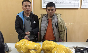 Bị vây bắt, 2 kẻ buôn ma túy điên cuồng chống trả cảnh sát