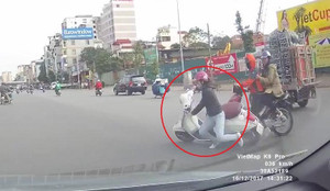 Clip: Tránh xe Wave sang đường, cô gái đi Vespa lao vào đầu ô tô