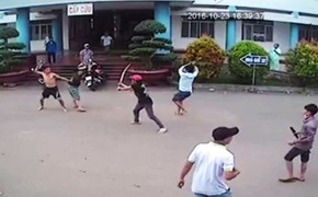 Bạn gái bị xúc phạm, nam thanh niên mang mã tấu chém 2 người ở Bình Dương