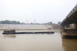 Tàu chở cát lật trên sông Hồng, thuyền trưởng mất tích