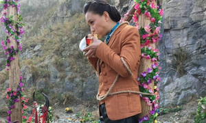 Bữa ăn tạm bợ trên phim trường của sao hạng A Trung Quốc