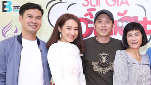 Nhã Phương rạng rỡ đến chúc mừng Hoài Linh làm liveshow tại quê nhà