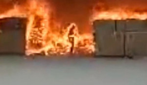 Video: Lao vào biển lửa để tìm điện thoại, người đàn ông biến thành đuốc sống