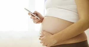 Cảnh báo: Wifi và sóng điện thoại di động làm bà bầu dễ sảy thai gấp 2 lần