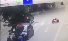 Clip: Mẹ mải nghe điện thoại, để con giữa đường và cái kết đau lòng