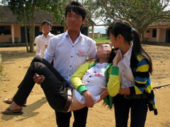 Hàng loạt vụ nữ sinh mắc 'bệnh lạ' ngất xỉu, tấn công người khác