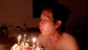 Video: Hoài Linh 'đầu bù tóc rối', cởi trần thổi nến sinh nhật bên con trai ruột