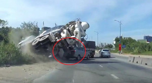 Clip: Xe bồn lật nhào xuống mương nước, suýt nghiền nát ô tô Innova