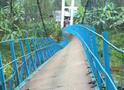 Đứt cáp cầu treo, học sinh lớp 4 rơi xuống sông mất tích