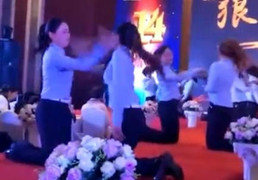 Video: Công ty bắt nhân viên quỳ gối tát nhau để xây dựng tinh thần đồng đội gây phẫn nộ