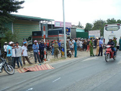 Xe khách tông liên hoàn hàng loạt xe máy, 2 người chết thảm