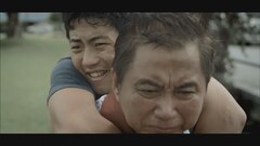 Clip: Cha kiên trì dạy con trai tàn phế tập đi như ngày còn bé gây xúc động mạnh