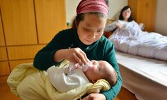 Khổ tâm khi bà nội cứ muốn 'độc chiếm' cháu làm của riêng