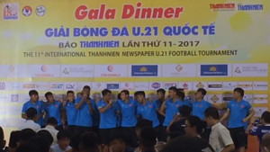 Video: Cầu thủ U19 Việt Nam cover 'Đi để trở về', khoe giọng cực chất