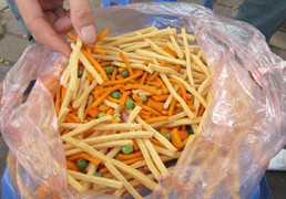 Hiểm họa khôn lường từ loại bim bim cân rẻ tiền 'mua 1 được 10'