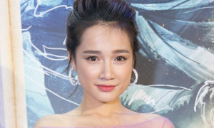 Giữa tin đồn chia tay Trường Giang, Nhã Phương lẻ bóng trên thảm đỏ