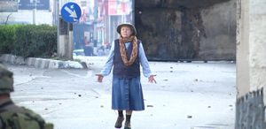 Video: Cụ bà tay không đi giữa làn gạch đá, đạn cay của Phòng vệ Israel và người Palestine