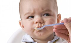 Cai sữa sớm để con tập ăn dặm: Nên hay không?