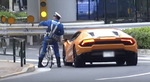 Clip: Lamborghini vượt đèn đỏ, bị cảnh sát phóng xe đạp đuổi theo lập biên bản