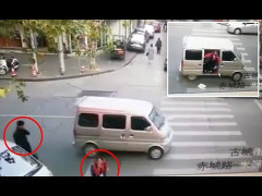 Video: Bé gái bị bắt cóc giữa phố đông người khi đi học về