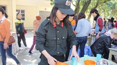 Nữ chiến sỹ cảnh sát cơ động xinh đẹp mang nụ cười đến với trẻ em cơ nhỡ